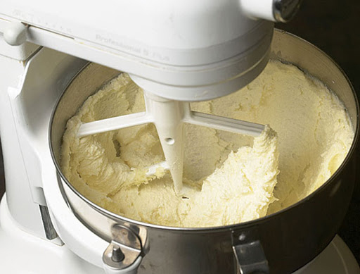 Trộn bột làm bánh bao kim sa Trộn bột làm bánh bao kim sa