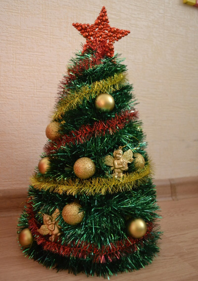 Cây thông Noel bằng dây kim tuyến Cây thông Noel bằng dây kim tuyến