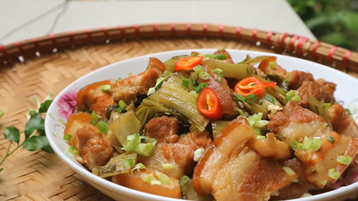 Thịt ba chỉ xào dưa chua là một món ăn ngon trong ngày trời lạnh