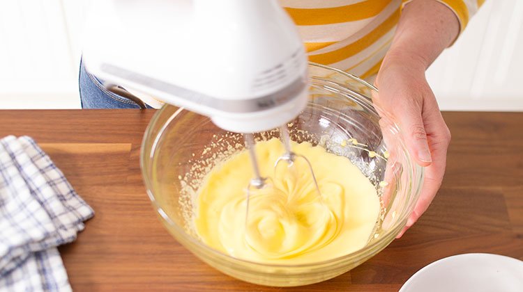 Đánh đều hỗn hợp nguyên liệu với trứng