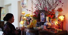 Cách cắm hoa Tết để bàn thờ, để bàn phòng khách đẹp, đón tài lộc, may mắn