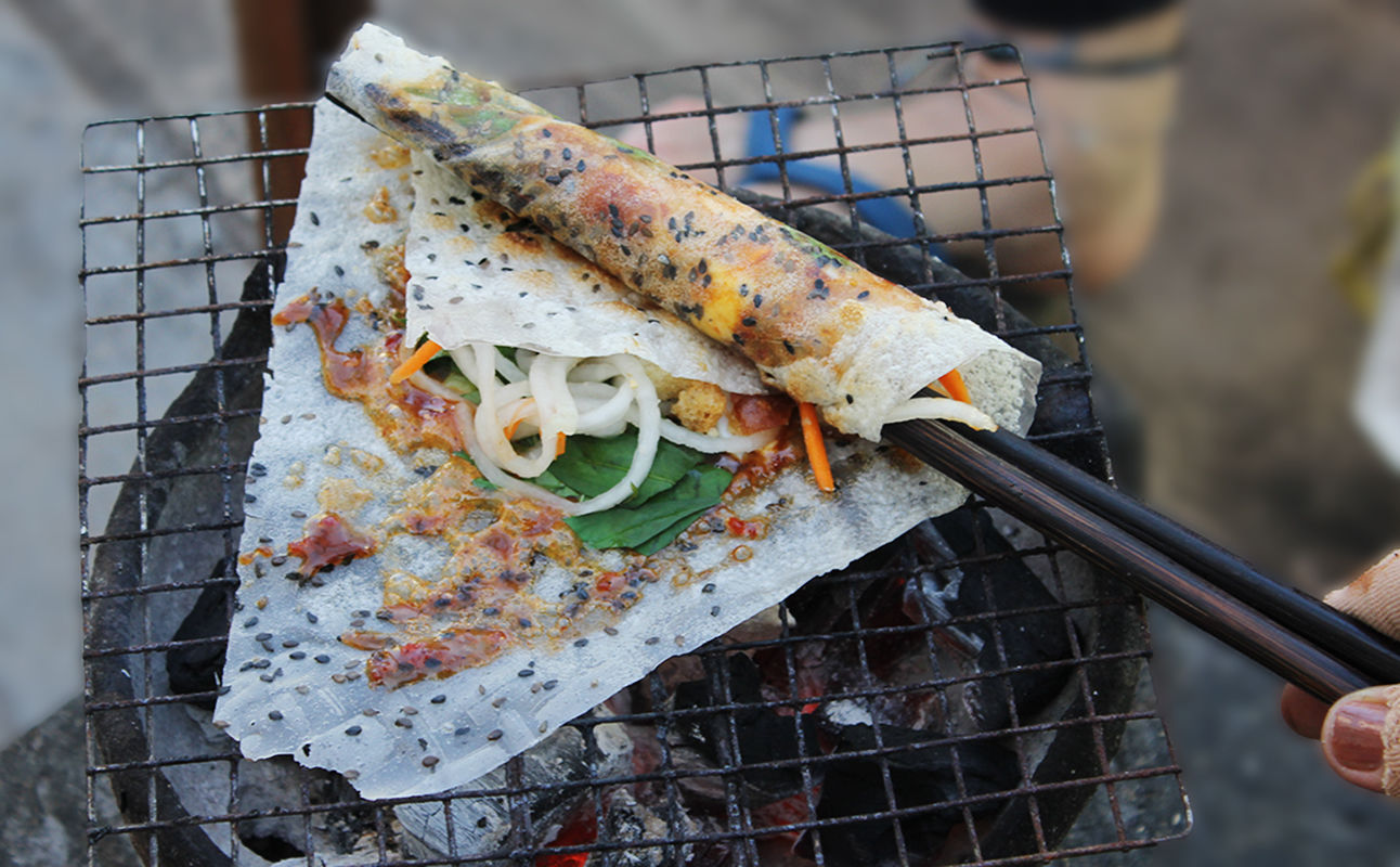 Cách làm bánh tráng nướng giòn với mắm ruốc