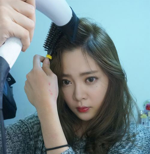 Cách để tóc mái không bị bết bằng máy sấy tóc