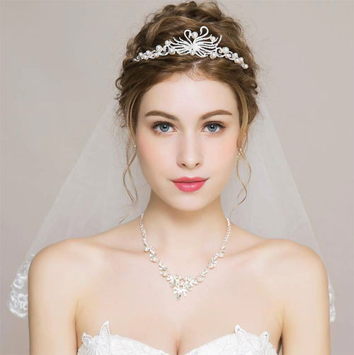 Mẫu tóc cô dâu đội vương miện Mẫu tóc cô dâu đội vương miện