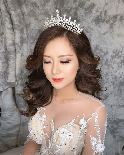 Mẫu tóc cô dâu đội vương miện Mẫu tóc cô dâu đội vương miện