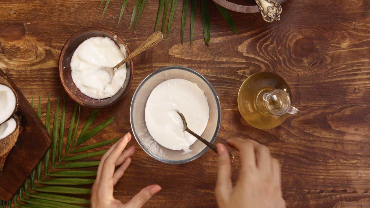 Cách ủ tóc bằng sữa chua, dầu dừa Cách ủ tóc bằng sữa chua, dầu dừa