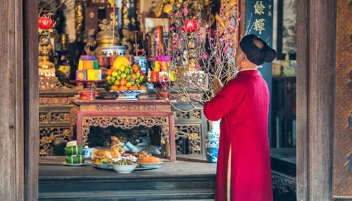 Khấn giao thừa trong nhà hay ngoài trời trước?