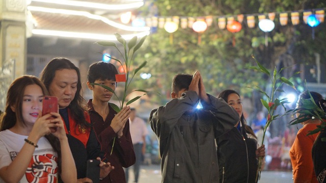 Lễ chùa là một truyền thống của người Việt Nam trong đêm Giao thừa