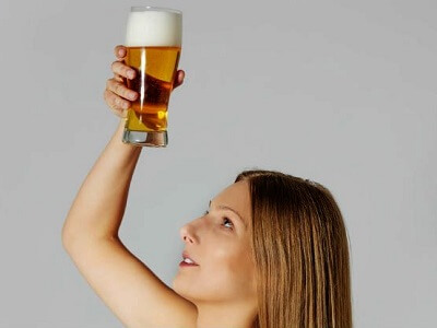 Gội đầu bằng bia có tác dụng gì? Cách gội đầu, ủ tóc bằng bia