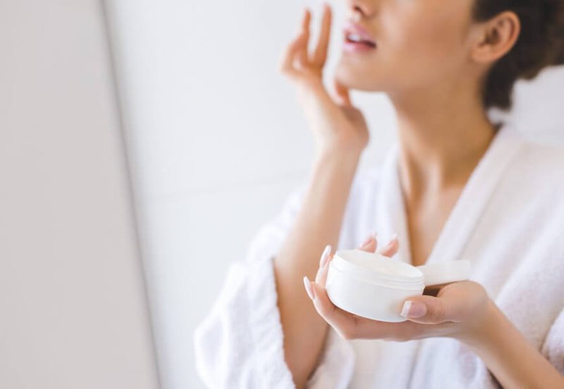 Dưỡng ẩm da cũng là một trong các bước trang điểm cơ bản rất quan trọng Dưỡng ẩm da cũng là một trong các bước trang điểm cơ bản rất quan trọng