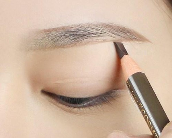 Vẽ chân mày là một trong các bước trang điểm đơn giản, cơ bản giúp khuôn mặt trở nên rõ ràng, sắc nét hơn Vẽ chân mày là một trong các bước trang điểm đơn giản, cơ bản giúp khuôn mặt trở nên rõ ràng, sắc nét hơn