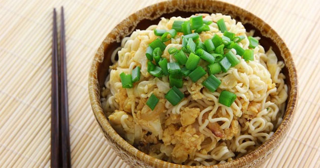 Bắp cải xào mì tôm