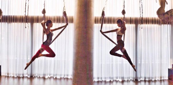 Tập yoga bay giúp bạn dẻo dai và trẻ trung hơn Tập yoga bay giúp bạn dẻo dai và trẻ trung hơn