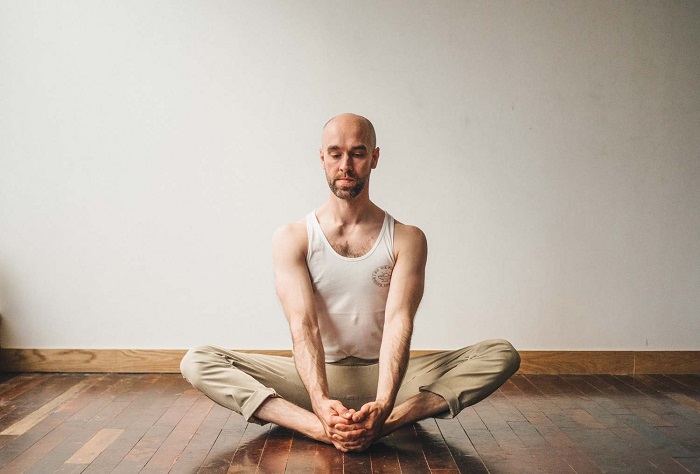 Tư thế con bướm (Baddha Konasana)