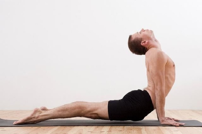 ư thế chó ngửa đầu (Urdhva Mukha Svanasana)