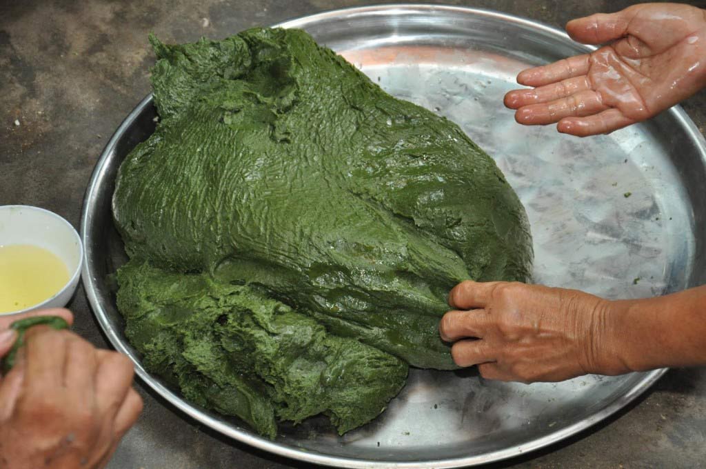 Làm bánh khúc Làm bánh khúc