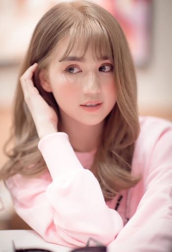 Tóc nâu khói sáng