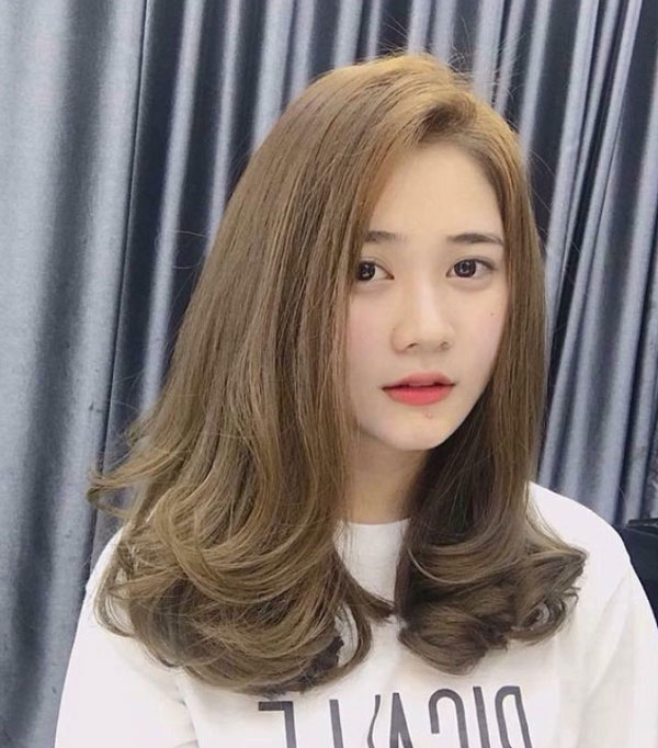 Tóc nâu khói ánh vàng