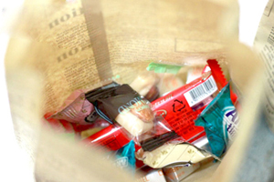 Cách gói quà đơn giản bằng giấy báo Cách gói quà đơn giản bằng giấy báo