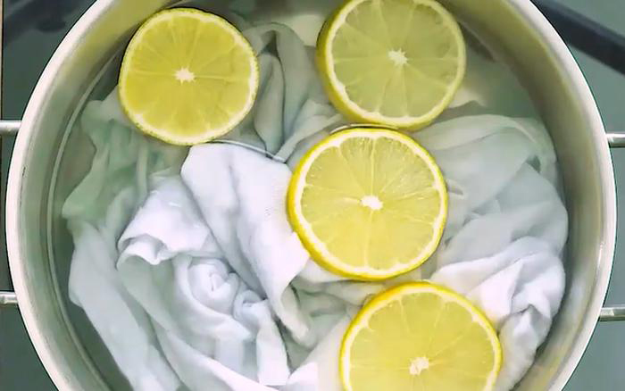 Cách loại bỏ mốc trên quần áo bằng chanh