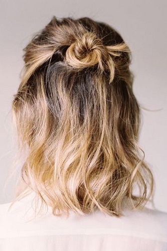 Cách búi tóc củ tỏi nửa đầu cho tóc ngắn Cách búi tóc củ tỏi nửa đầu cho tóc ngắn