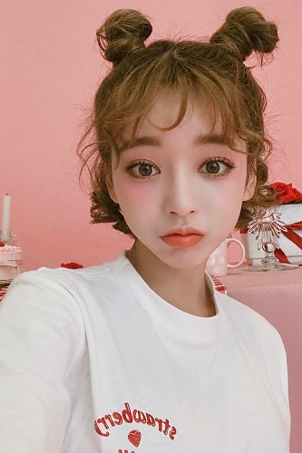 Cách búi tóc củ tỏi hai bên kiểu Natra cho tóc ngắn Cách búi tóc củ tỏi hai bên kiểu Natra cho tóc ngắn