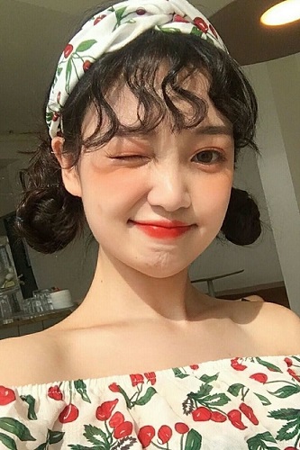 Cách búi tóc củ tỏi thấp hai bên cho tóc ngắn Cách búi tóc củ tỏi thấp hai bên cho tóc ngắn