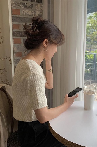 Cách búi tóc bằng kẹp càng cua cho tóc ngắn Cách búi tóc bằng kẹp càng cua cho tóc ngắn