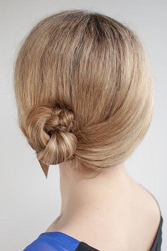 Cách búi tóc lệch một bên cổ điển cho tóc ngắn Cách búi tóc lệch một bên cổ điển cho tóc ngắn