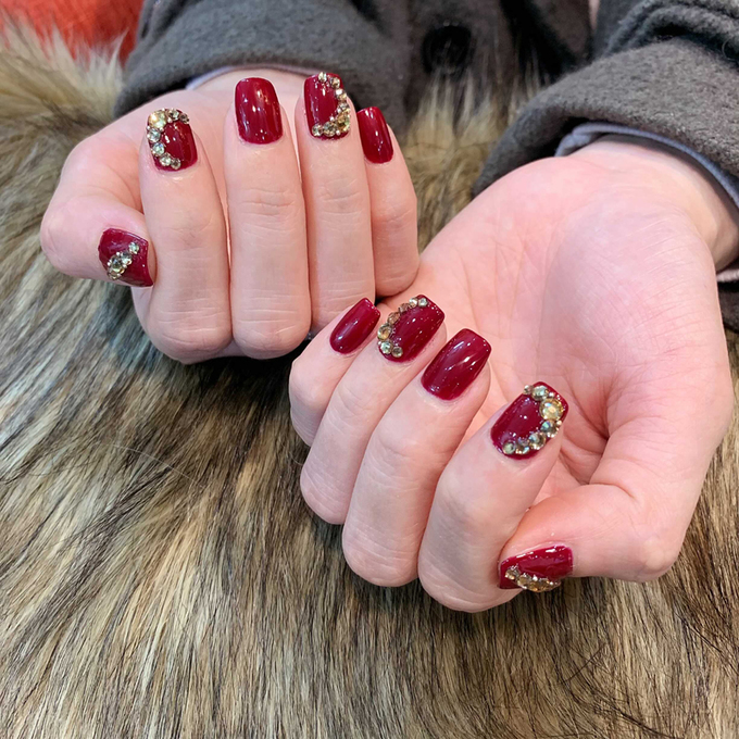 Móng tay cô dâu đính đá