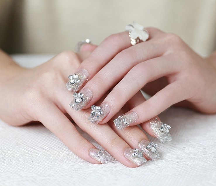 Nail đính đá cho cô dâu