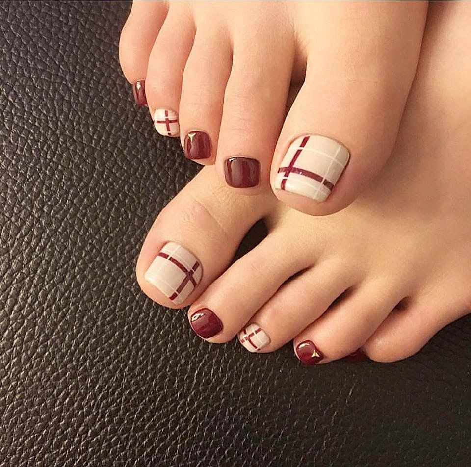 Nail móng chân đơn giản cho cô dâu