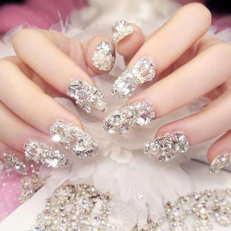 Mẫu nail đính đá cầu kỳ, sang trọng