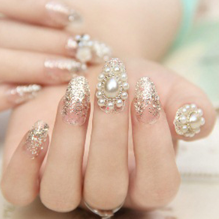 Mẫu nail đính đá sang trọng
