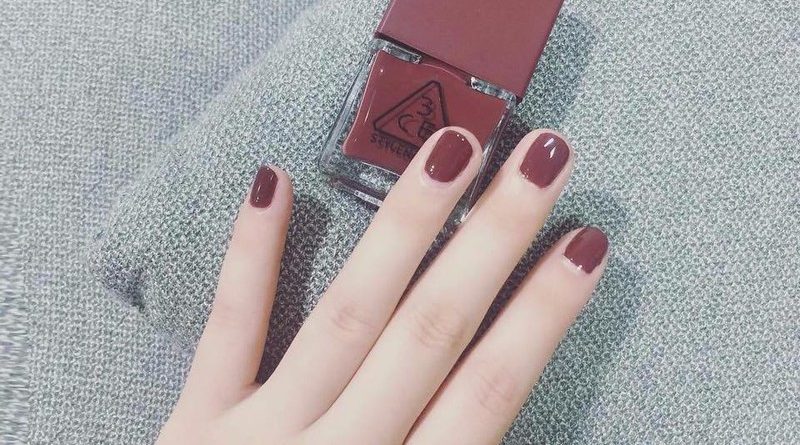 Móng tay ngắn nên sơn màu gì?