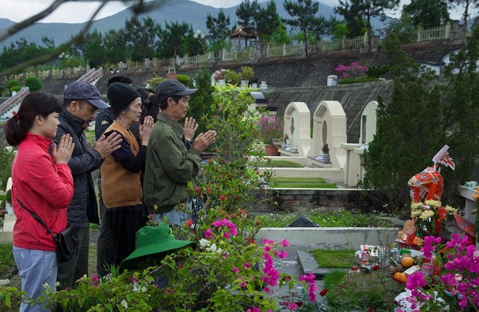 Lễ cúng tạ mộ cuối năm cần sắm gì? Văn khấn, bài khấn tạ mộ cuối năm