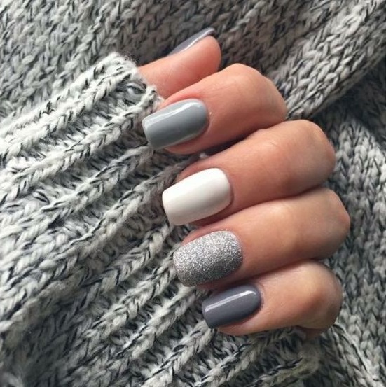 Da ngăm nên sơn móng tay màu gì?