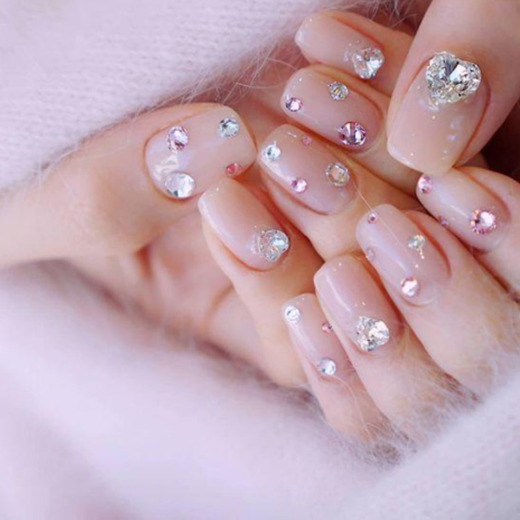 Mẫu nail đính đá đơn giản mà đẹp
