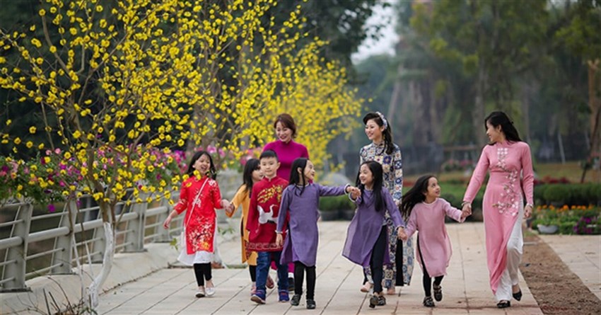 Mùng 1 Tết 2024 nên mặc đồ màu gì để may mắn cả năm?