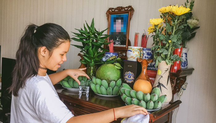 Lau bàn thờ bằng nước ngũ vị hoặc rượu gừng Thủ tục lau dọn bàn thờ cuối năm