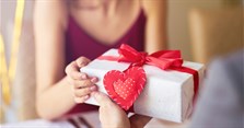 Valentine Đỏ, Trắng, Đen ai tặng quà cho ai?