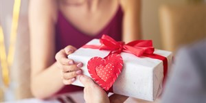 Valentine Đỏ, Trắng, Đen ai tặng quà cho ai?