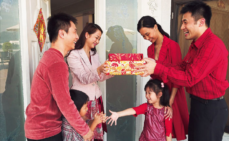 Người có tính cách xởi lởi, hào sản, vui vẻ thường được chọn xông nhà ngày Tết Người có tính cách xởi lởi, hào sản, vui vẻ thường được chọn xông nhà ngày Tết