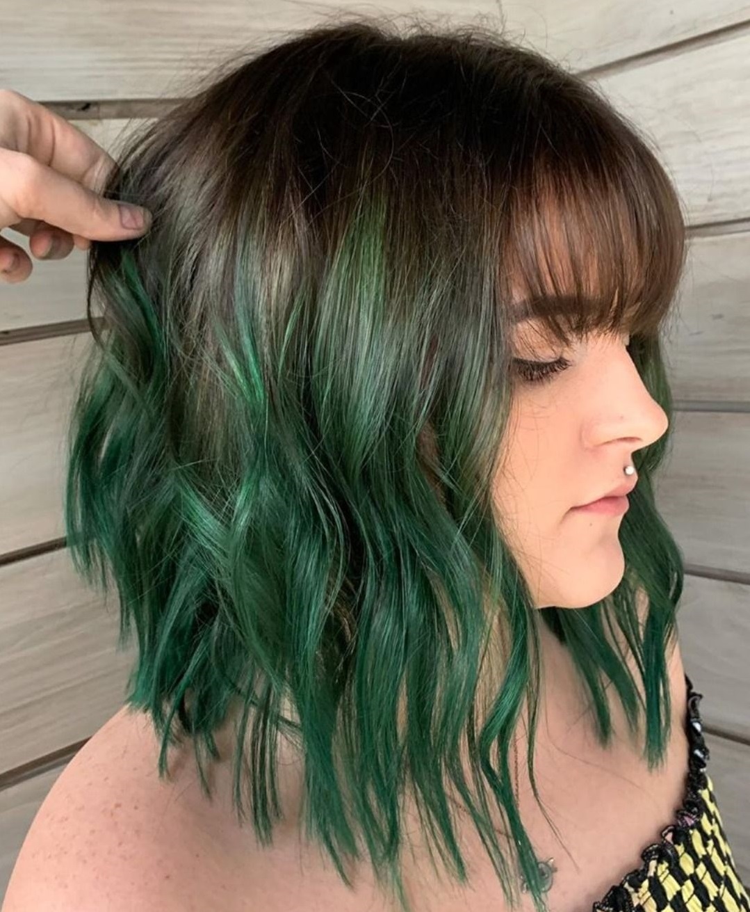 Ombre xanh lá tóc ngang vai
