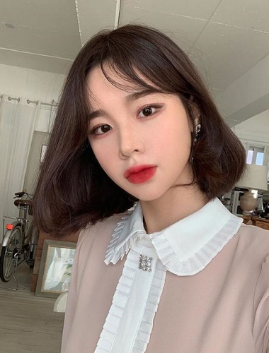 Tóc ngắn xoăn đuôi chữ C