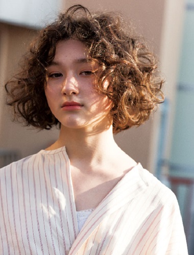 Tóc ngắn xoăn xù mì