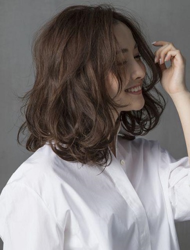 Tóc ngắn xoăn nhẹ