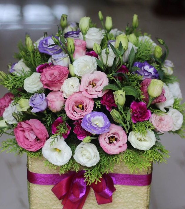 Cắm hoa cát tường vào giỏ để bàn Cắm hoa cát tường vào giỏ để bàn