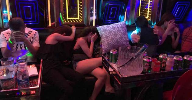 Hát karaoke có tay vịn là gì