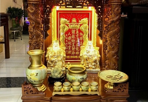 Đặt ông Thần Tài bên trái hay bên phải?